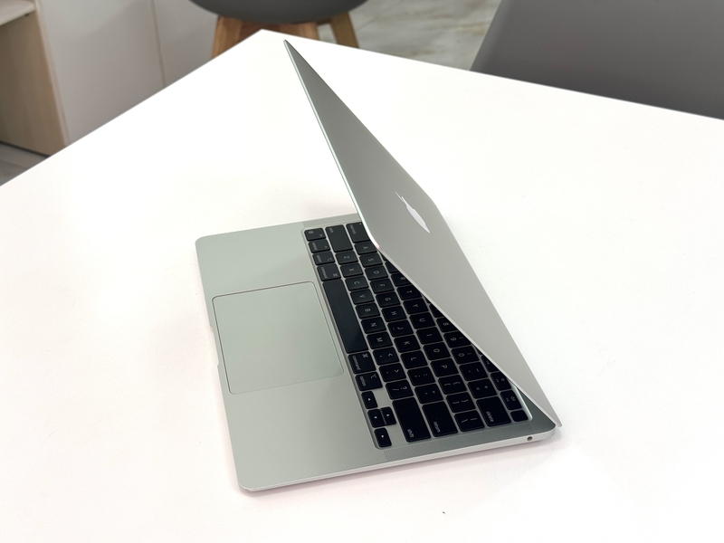 Macbook Air 13 M1 2020  - Apple M1 / Ram 8 / SSD 256GB / 13" 2K Retina